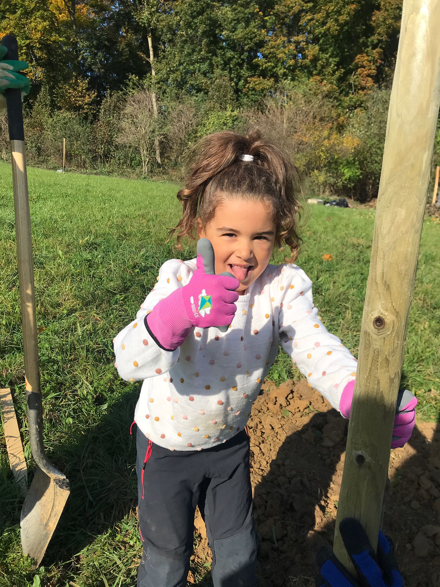 Die kleine Emma pflanzt einen Baum